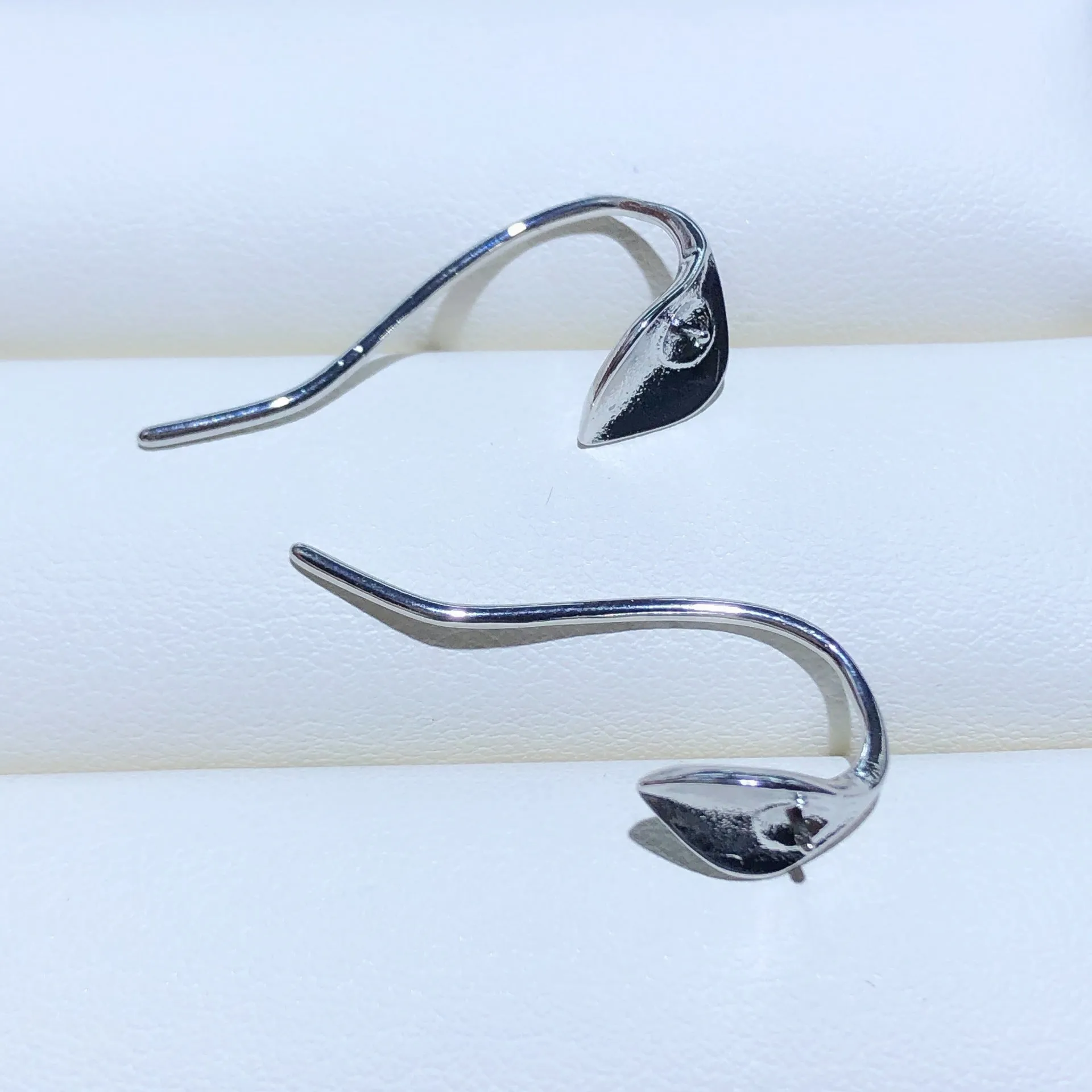 Minimalist Silver Plated Curved Leaf Earrings jlt11623