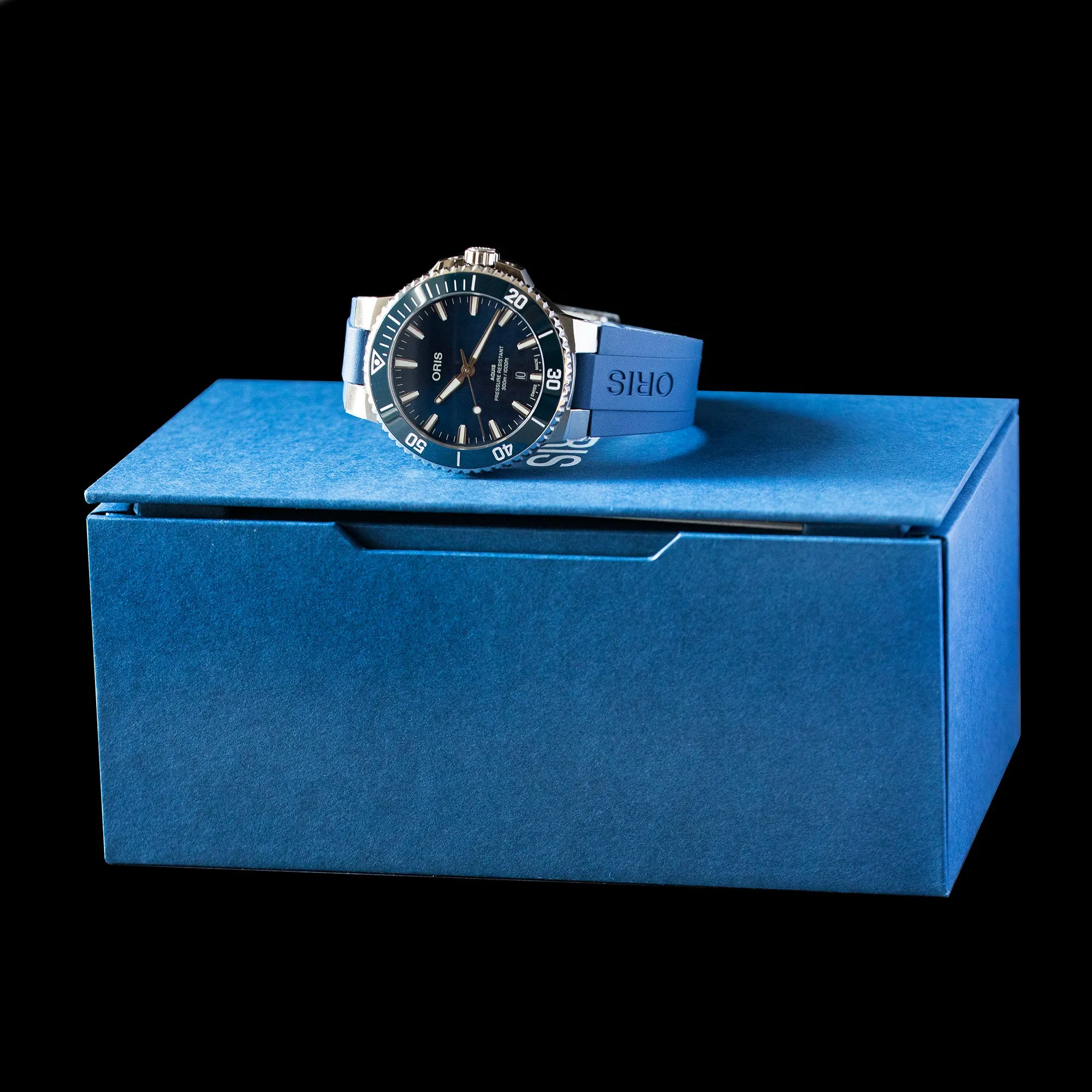 Oris - 2024 Aquis Date Blue 41.5mm on Rubber